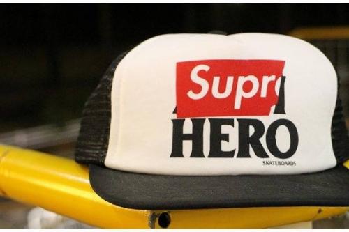 シュプリームのストリート　ブランド