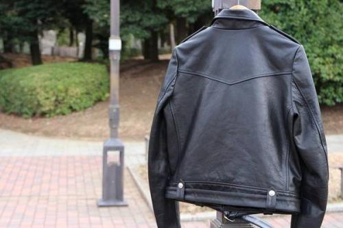 トップスのレザージャケット