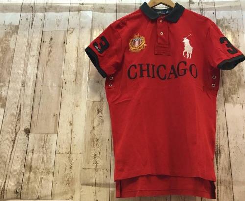 トップスのポロシャツ