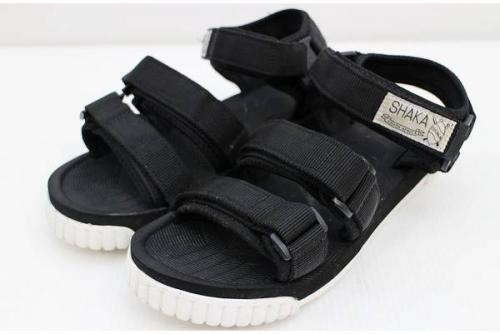 スポーツサンダルのシャカ