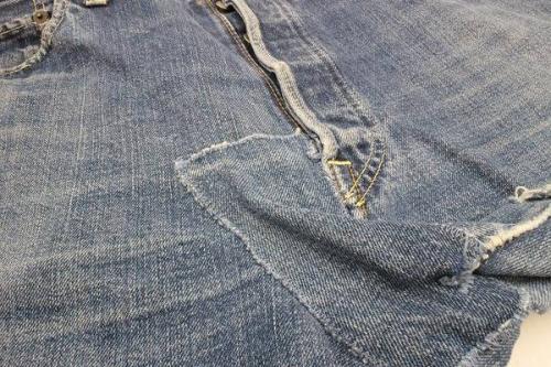 ボトムスのデニムパンツ