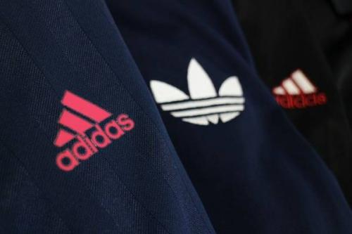 トラックジャケットのアディダス