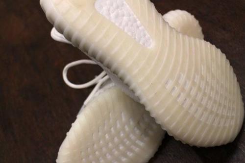 YEEZY BOOSTのイージーブースト