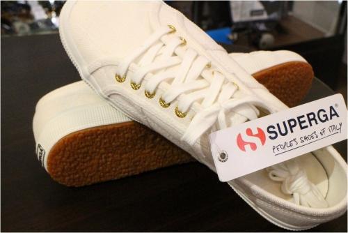 スニーカーのSUPERGA