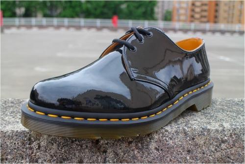 ト゛クターマーチンのパテントレザー3ホールシューズ