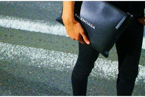 クラッチバッグのユニセックス