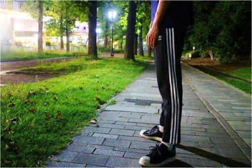 アディダスのスナップトラックパンツ