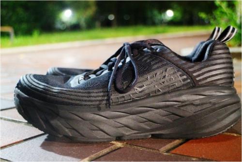 スニーカーのHOKAONEONE