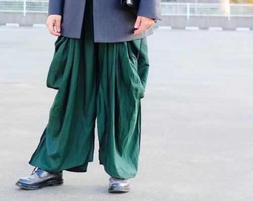 イッセイミヤケのプリーツパンツ