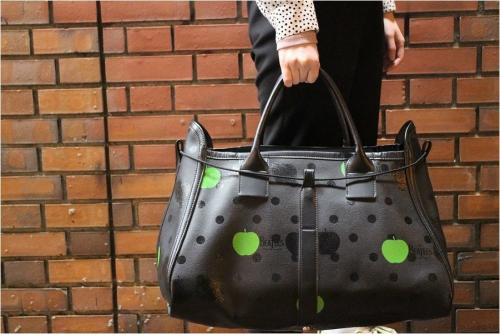 コムデギャルソン×ビートルズのリンゴプリントフェイクレザートート