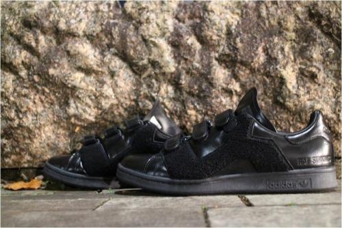 アディダスのスニーカー