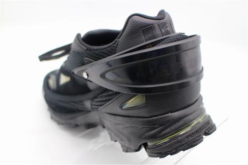 アディダス×ラフシモンズのスニーカー