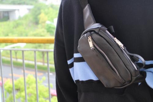 アリクスのレザーボディーバック