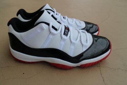 ナイキのAIR JORDAN　11