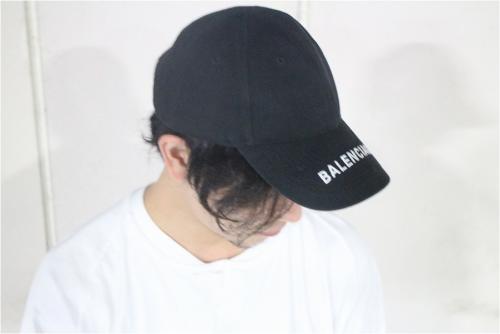 バレンシアガのキャップ