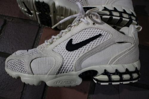 ナイキ×ステューシーのAIR ZOOM SPIRIDON CAGE 2 STUSSY FOSSIL