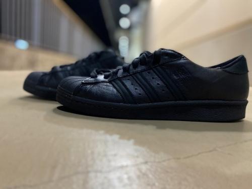 アディダスのスニーカー