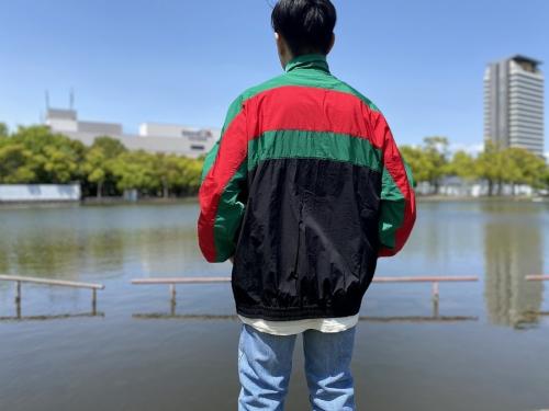 ナイロンブルゾンのグリーン、レッド