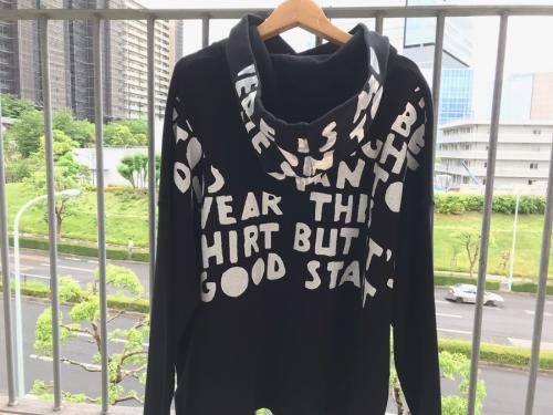 メゾンマルジェラのエイズチャリティプリントプルオーバーパーカー