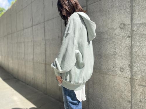 刺繍スウェットのジップパーカー