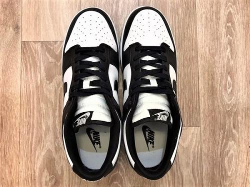 ナイキのNIKE DUNK LOW RETRO