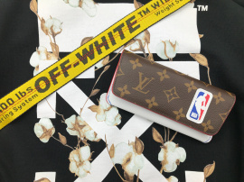 「ストリートブランドのOFFWHITE 」