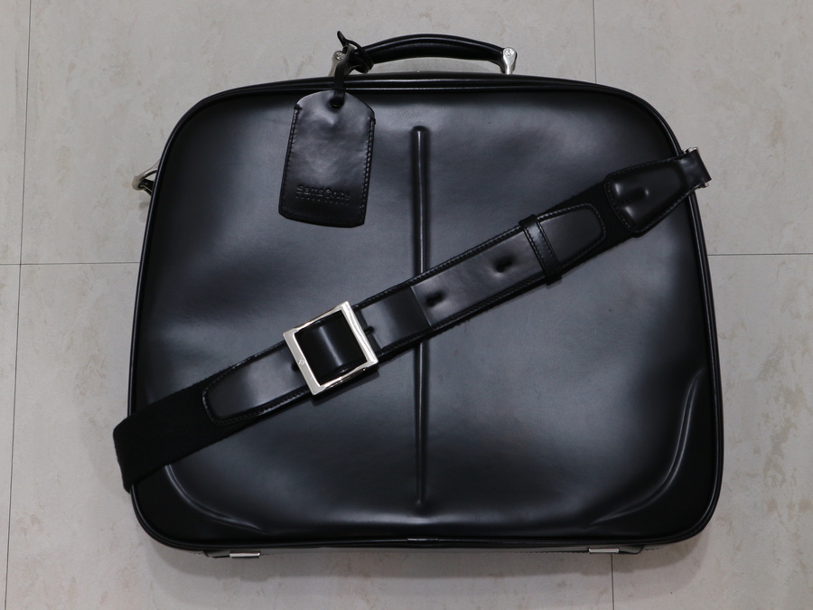 Samsonite／サムソナイト】よりレザーショルダーバッグBLACK