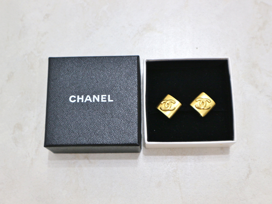 CHANEL／シャネル】より90'Sココマークスクエアイヤリングのご紹介です