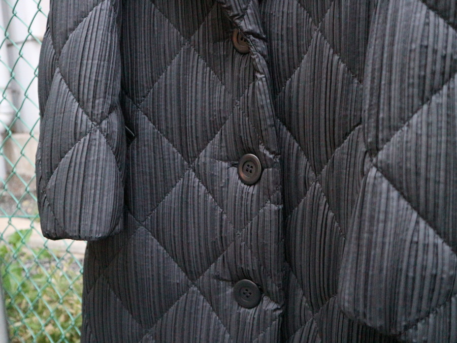 ISSEY MIYAKE/イッセイミヤケ】よりパティングプリーツダウン