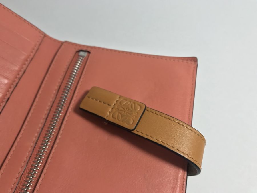 LOEWE/ロエベ】より バーティカルウォレットミディアムをお LOEWE/ロエベ】より バーティカルウォレットミディアムをお