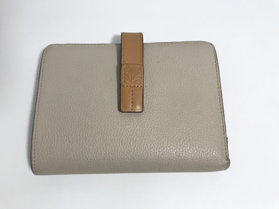 LOEWE/ロエベ】より バーティカルウォレットミディアムをお買取り致し ...