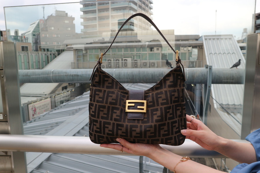 桜瑪瑙 トレンド FENDI ズッカ柄 ハンドバッグ【カールラガーフェルド