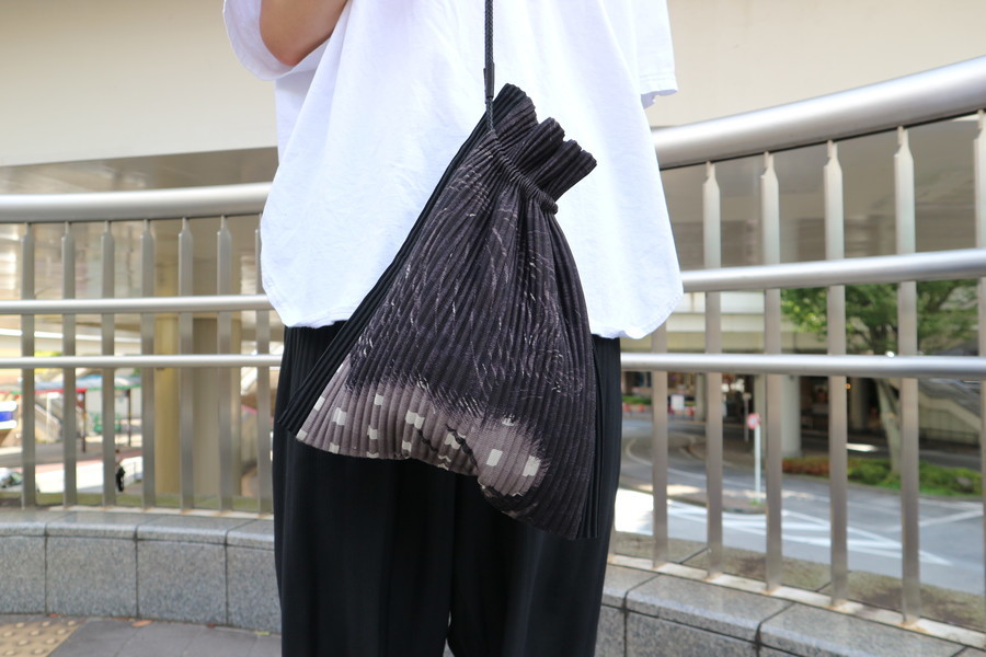 イッセイミヤケ 巾着 美品 オムプリッセ セール特別価格 イッセイミヤケ 巾着 美品 オムプリッセ セール特別価格
