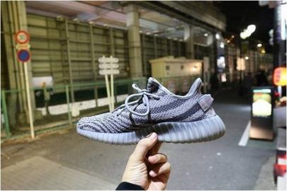 「YEEZY BOSTのカニエウエスト 」