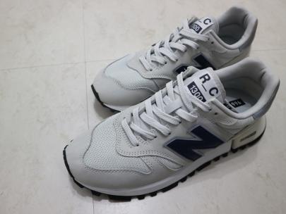 「スニーカーのNEW BALANCE 」