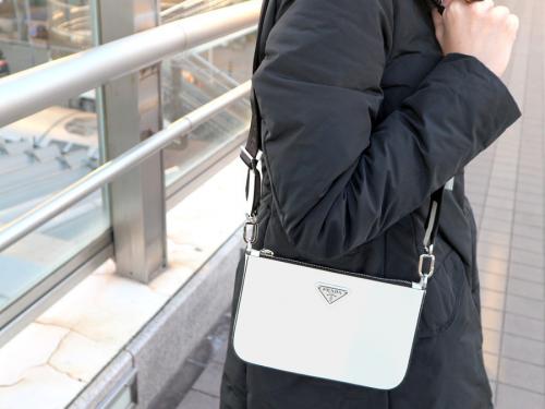 PRADA/プラダ】よりミニポーチ付ショルダーバッグのご紹介です