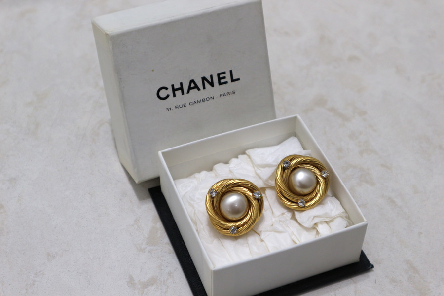 CHANEL/シャネル】よりラインストーンラウンドパールイヤリング