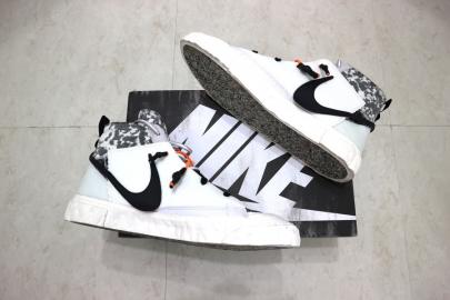 「スニーカーのNIKE×READYMADE 」
