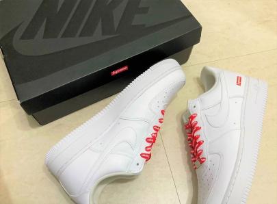 「コラボ・別注アイテムのNIKE×Supreme 」