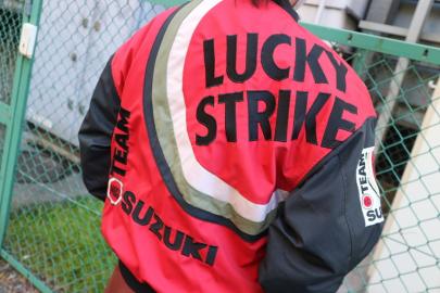 「ヴィンテージアイテムのSUZUKI × LUCKY STRIKE 」