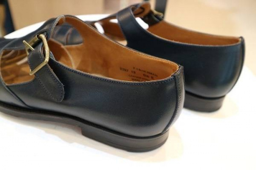 レザーサンダルのクロケット&ジョーンズ