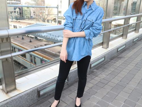 マディソンブルーのシャツ