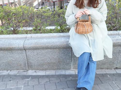 カゴバッグのスプリングコーデ