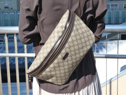 ウエストバッグのショルダーバッグ