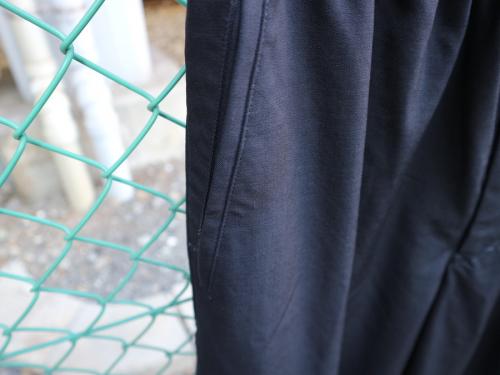 スラックスのウールギャバジン