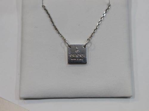 グッチのシルバーネックレス