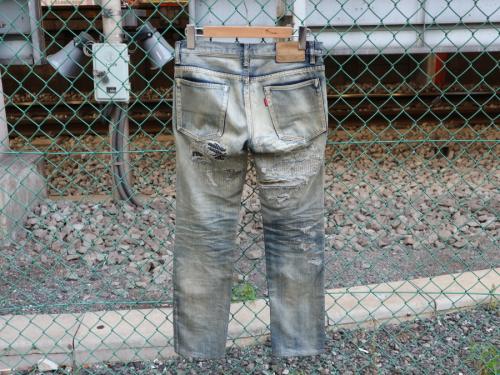 ネオンサインのデニムパンツ