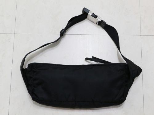 プラダのボディバッグ