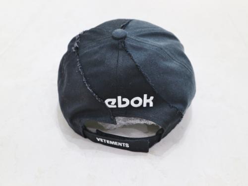 ヴェトモン x リーボックのキャップ