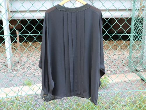 シャネルのシルクプリーツブラウス